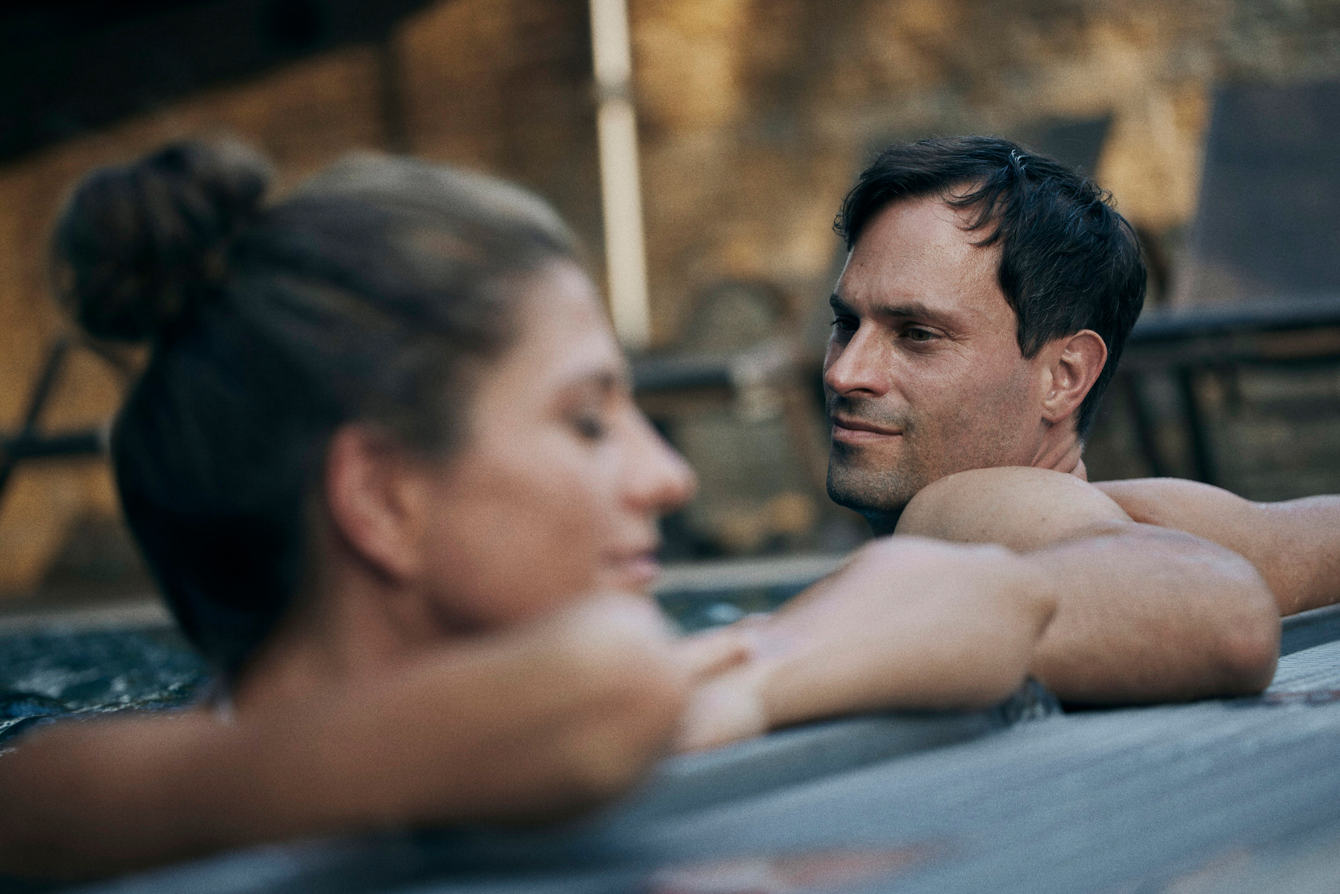 Mann und Frau im Guglwald Aussenpool