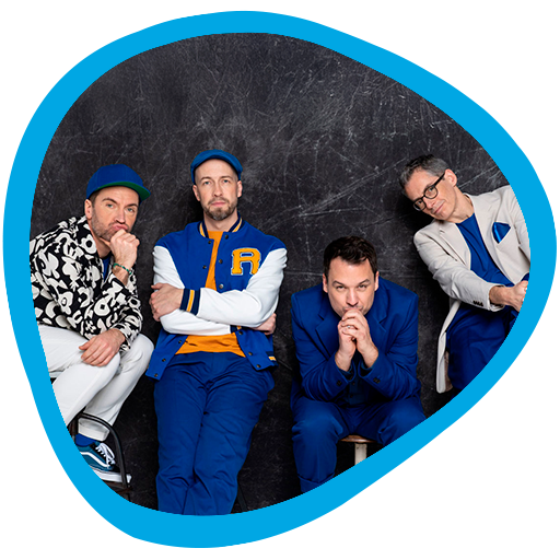 Die Gruppe Maybebop posiert vor einem dunkelgrauen Hintergrund