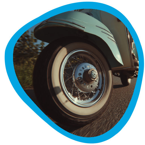 Vorderreifen einer Vespa während der Fahrt